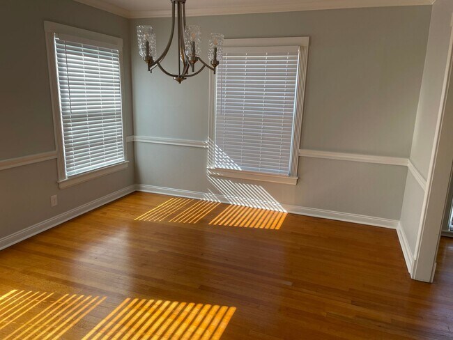 Building Photo - Remodeled Broadmoor Beauty