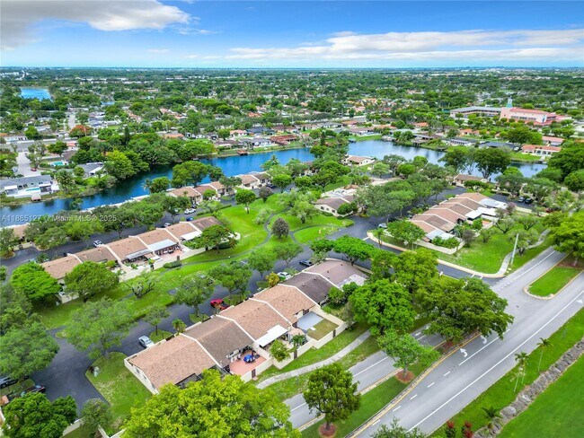 Building Photo - 13804 Kendale Lakes Dr