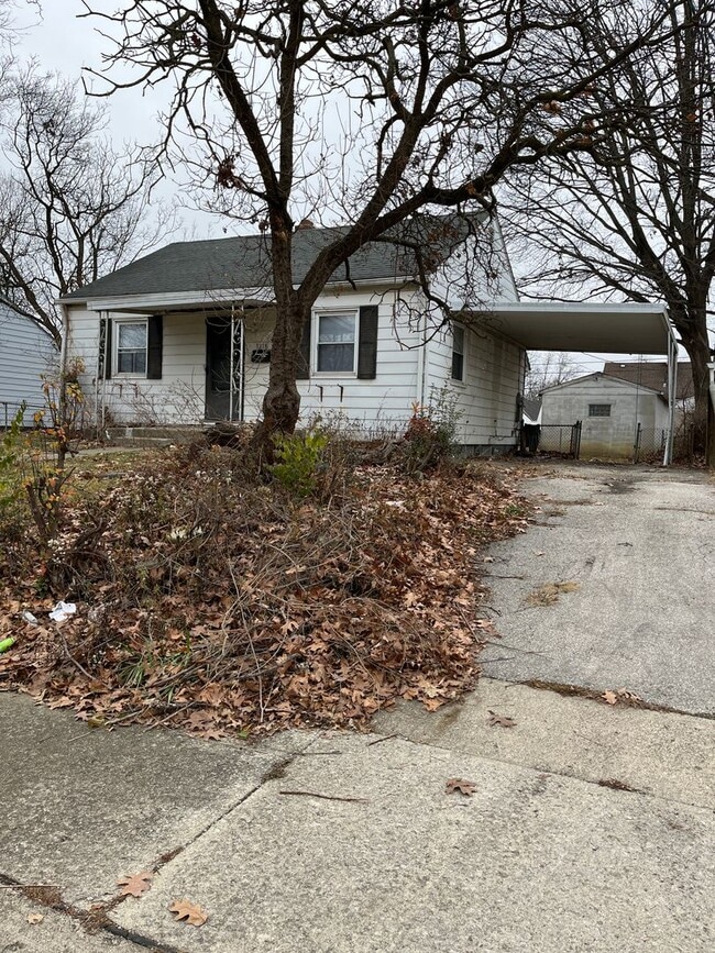 Building Photo - 3 Bedroom 1 Bathroom Single Family Home wi...