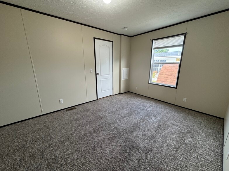 Building Photo - 48580 Pineview Dr