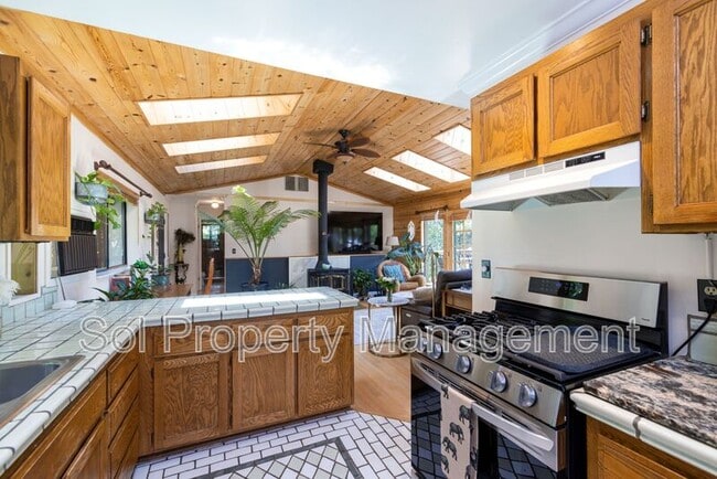 Building Photo - 646 Blue Ridge Dr