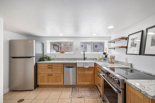 Building Photo - Duplex unit near Downtown! Utilities included!