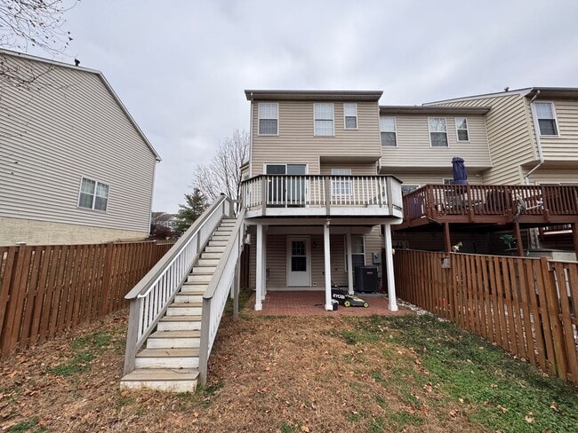 Building Photo - Spacious 2 Primary Beds 1 Den 3.5 Bath Townhome In Vibrant Sycamore Hill