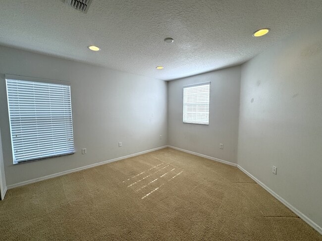 Building Photo - 10324 Fallsgrove St