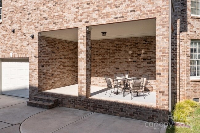 Building Photo - 9440 Wallace Pond Dr