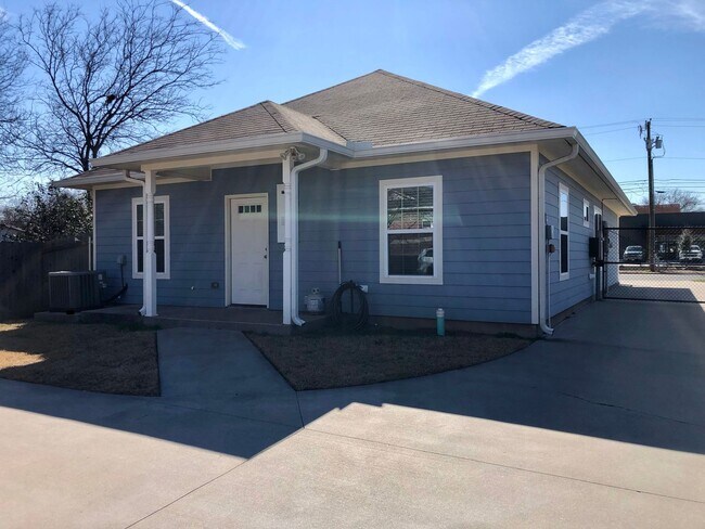 Building Photo - 3BR/3BA House Near Campus