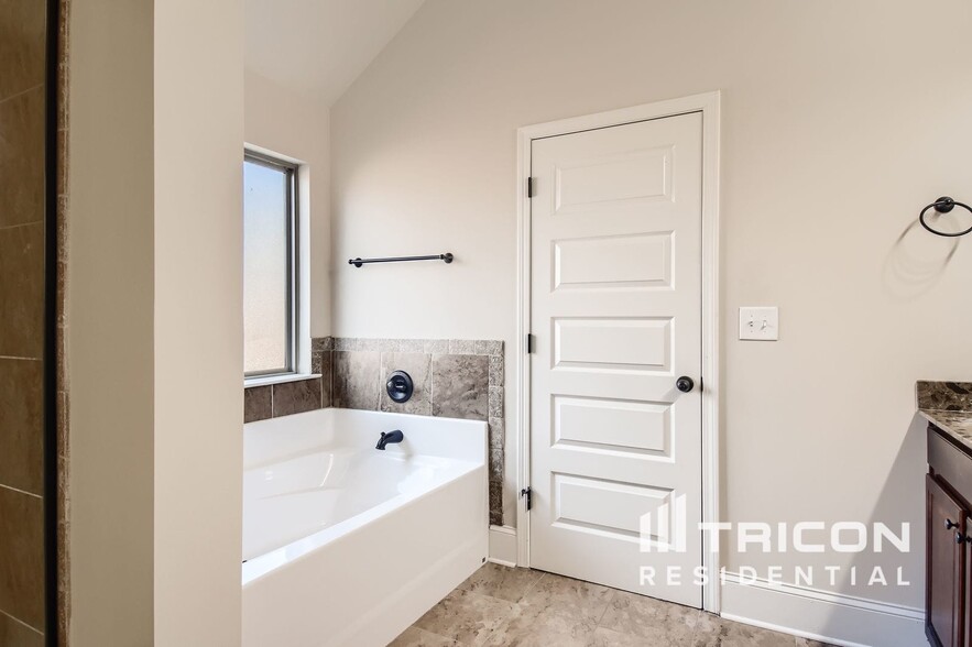 Building Photo - 577 Camano Way