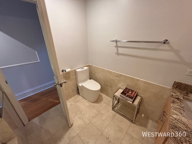 Building Photo - 1801 W Winnemac Ave