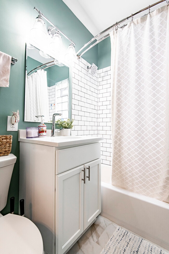 Building Photo - 1028 E Pearson St