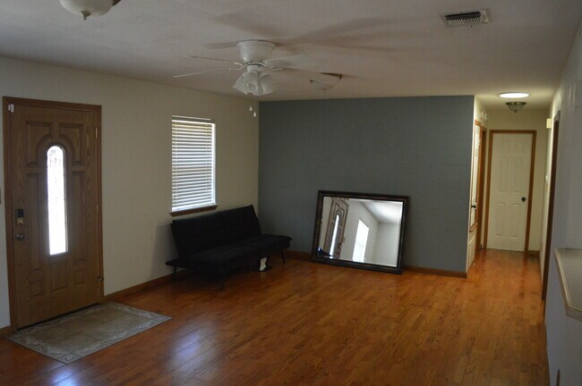 Building Photo - 411 Magnolia St