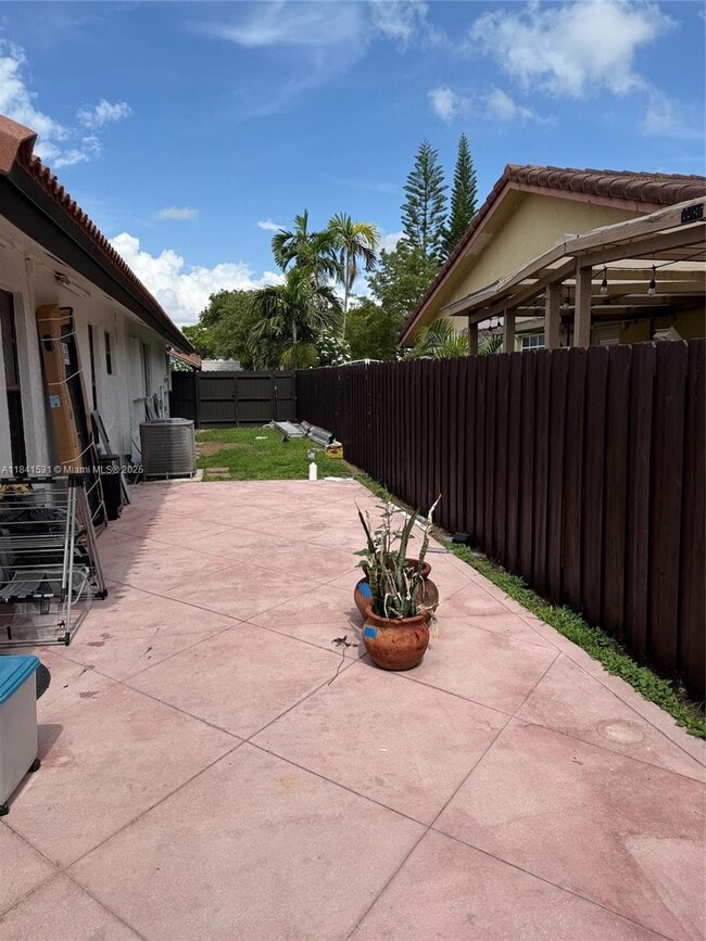 Building Photo - 611 SW 114th Ct