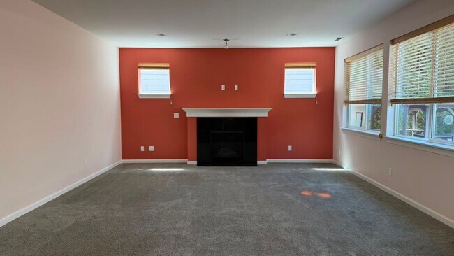 Building Photo - Spacious 4-Bed Home with Loft & Covered Patio in North Creek