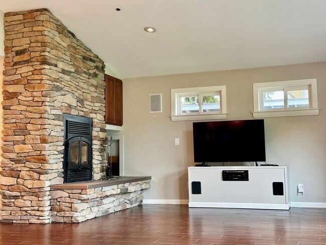 Building Photo - Rare Kent Gem, 3 BR | 3 BA | 2 DEN | 0.41 ...