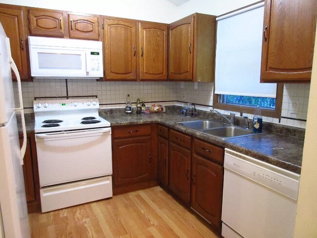 Building Photo - 8782 Hawthorne Dr