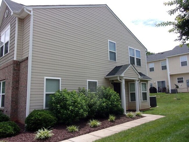 Building Photo - Beautiful 3 Bedroom 2 1/2 Bath End Unit To...