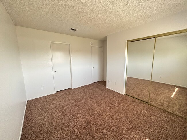 Building Photo - East Palmdale Townhouse