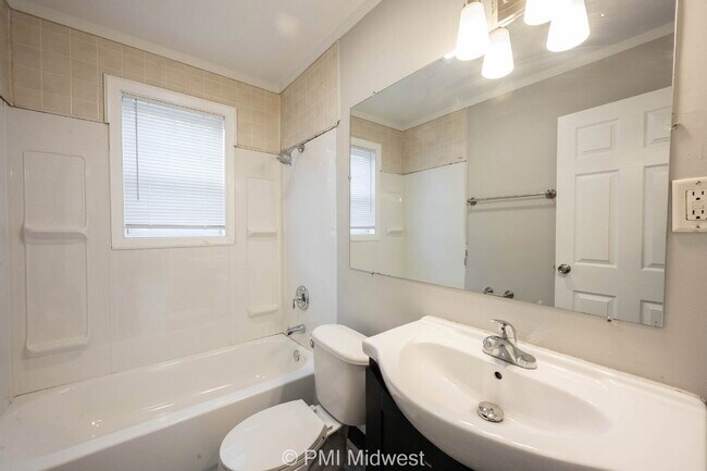 Building Photo - "Charming 3-Bedroom Haven with Spacious Living in Indianapolis – 2,190 Sq Ft of Comfort!"