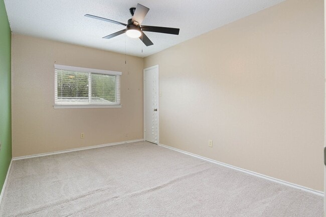 Building Photo - Beautiful 4/3.5 Home Available for Immedia...