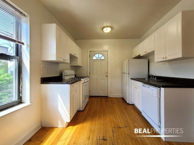 Building Photo - 1 bedroom in CHICAGO IL 60657