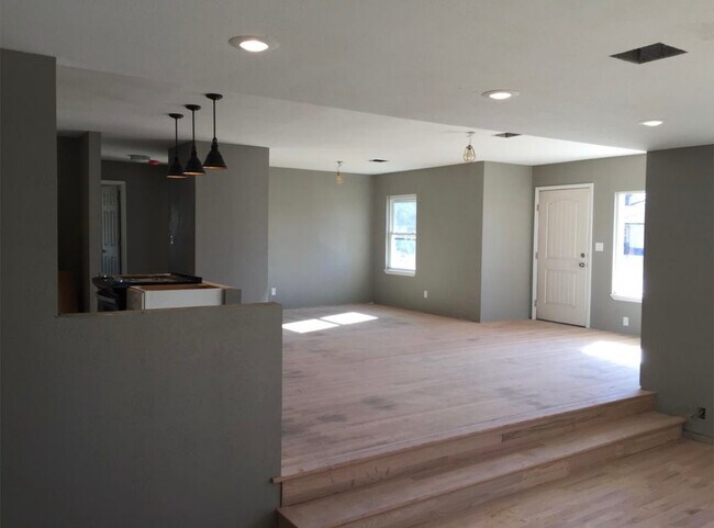Building Photo - 1231 Westlawn Dr