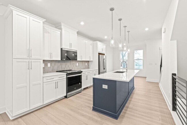 Building Photo - (Move-in Special) 3 Bedroom Townhome in LoSo!