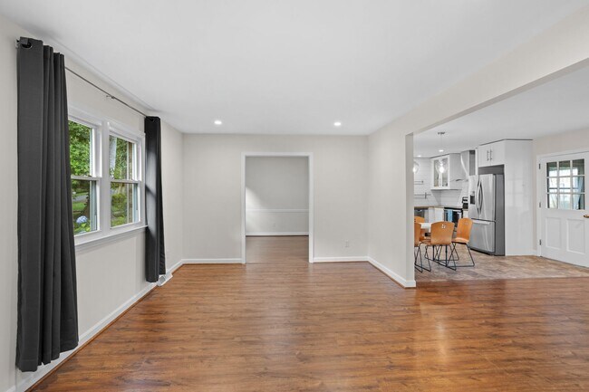 Building Photo - Spacious 4-Bedroom Home with Fenced Yard in Hampton Woods