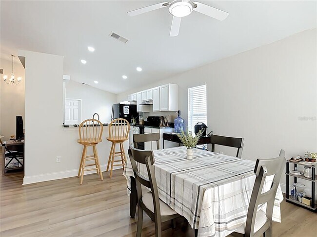 Building Photo - 1128 Pinedale Dr
