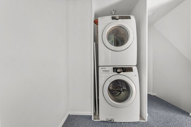 Building Photo - Recently Updated Home in Canonsburg!