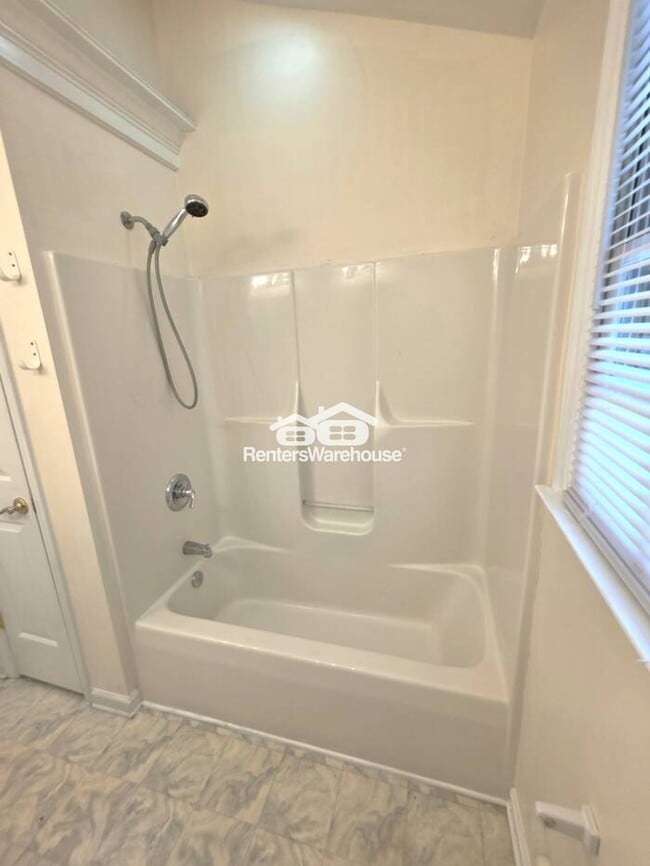 Building Photo - Lovely 3 bedroom, 2 1/2 Bath home in popul...
