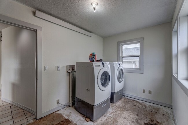 Building Photo - 820 4th St