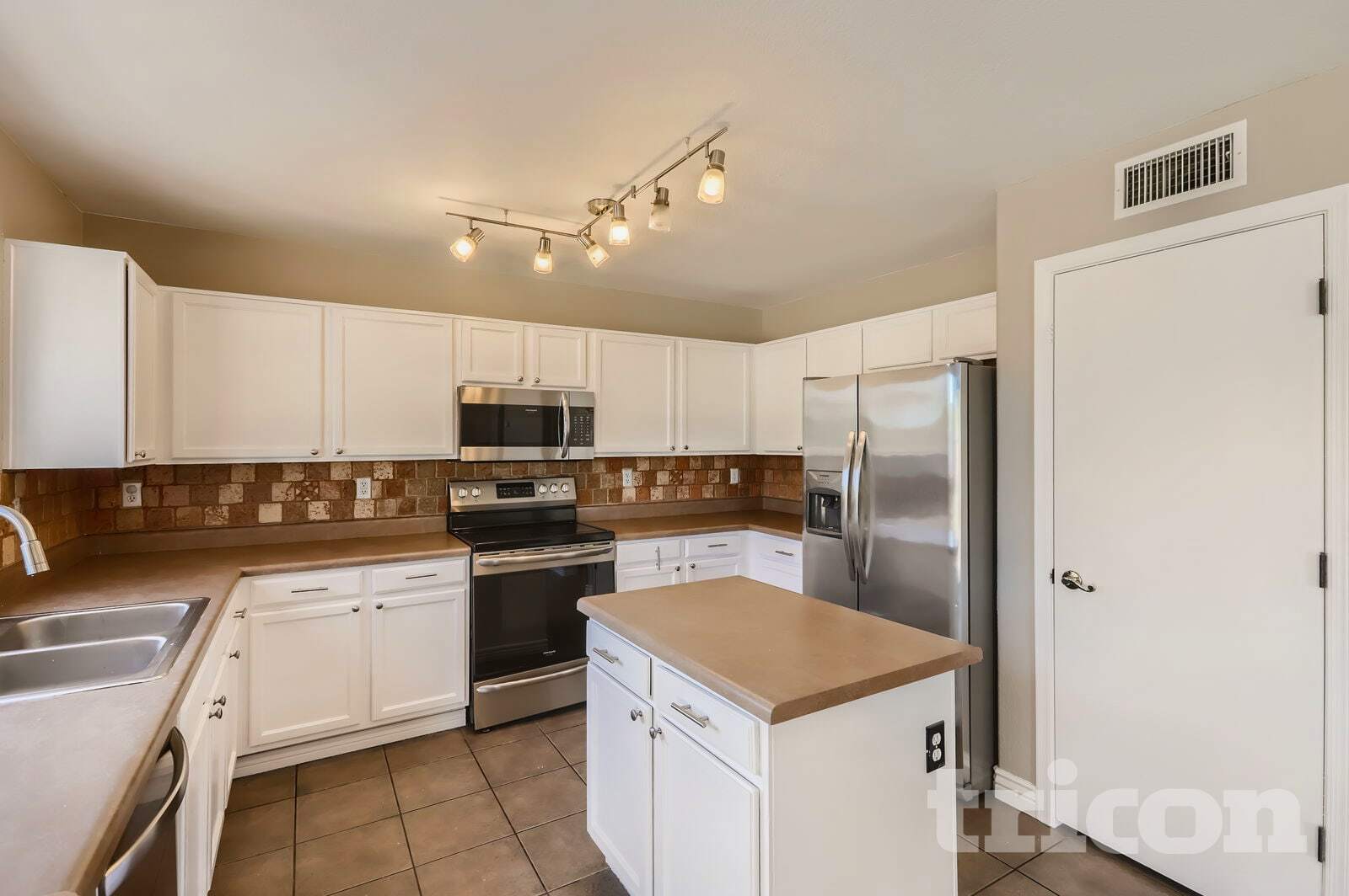 Building Photo - 15950 W Cottonwood St