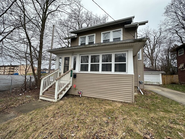 Primary Photo - Spacious 3-Bedroom Home Near Jackson High ...