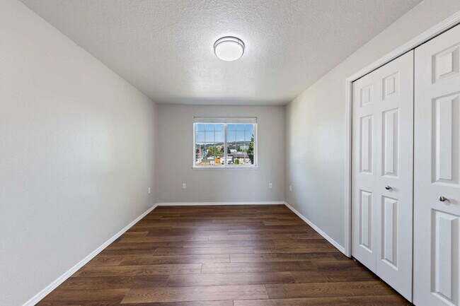 Building Photo - Fresh & Updated 2 bedroom W/S included!