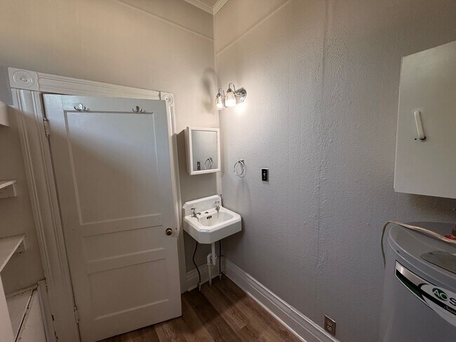 Building Photo - 335 E Burton St