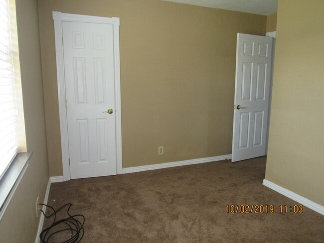 Building Photo - Very nice spacious home located in the Rol...