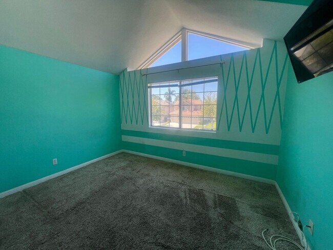 Building Photo - Welcome Home in the Desirable Orangecrest Community!
