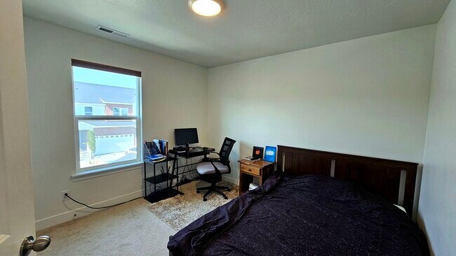Building Photo - 983 W Coral Charm Wy