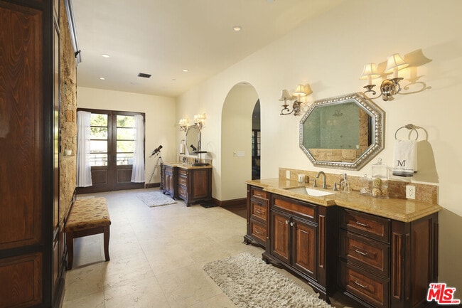 Building Photo - 4718 White Oak Ave