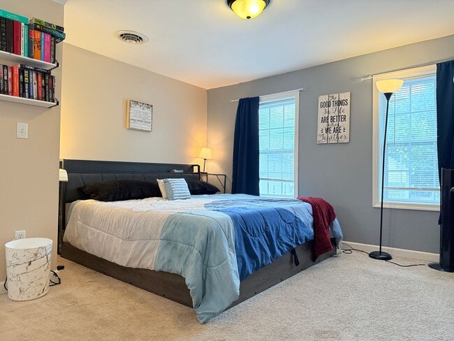 Building Photo - Modern Charm & Walkable Downtown Living in...
