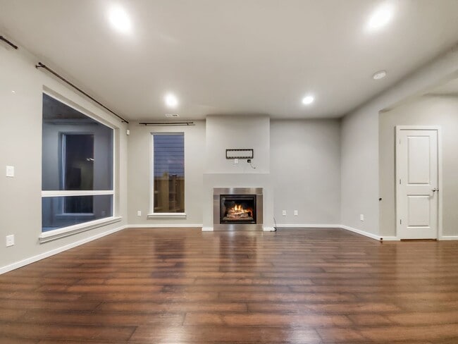 Building Photo - Luxury 2-Story house in private Cul de Sac
