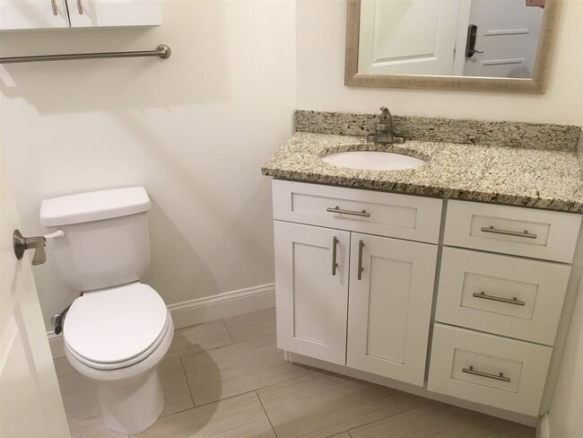 Building Photo - 875 Elm St