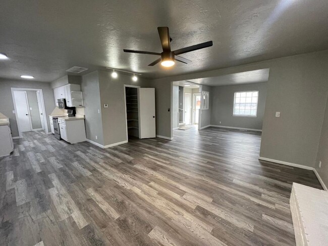 Building Photo - Gorgeous Remodeled 3 Bedroom 1.5 Bath House!!