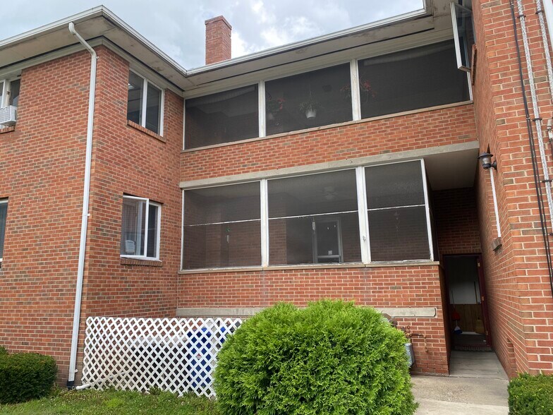 Building Photo - 1501 W 3rd St