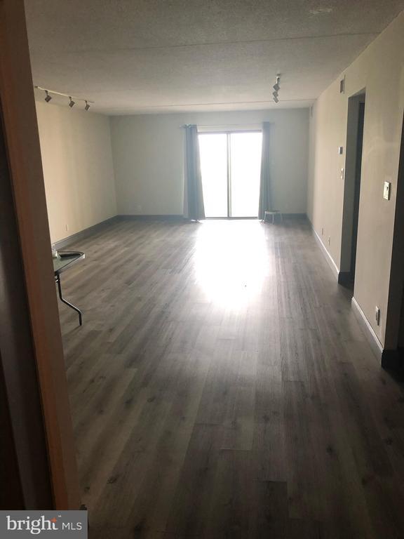 Building Photo - 20926 Valley Forge Cir