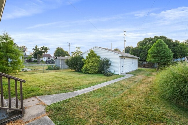 Building Photo - Beautiful Home with Large Two-Car Garage -...