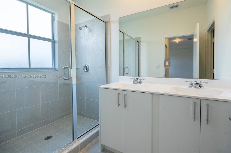 Building Photo - 2637 SE 24th Ct