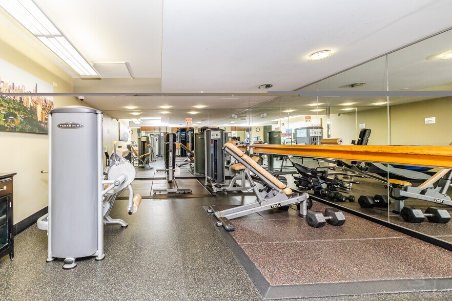 Building Photo - 345 N La Salle Dr