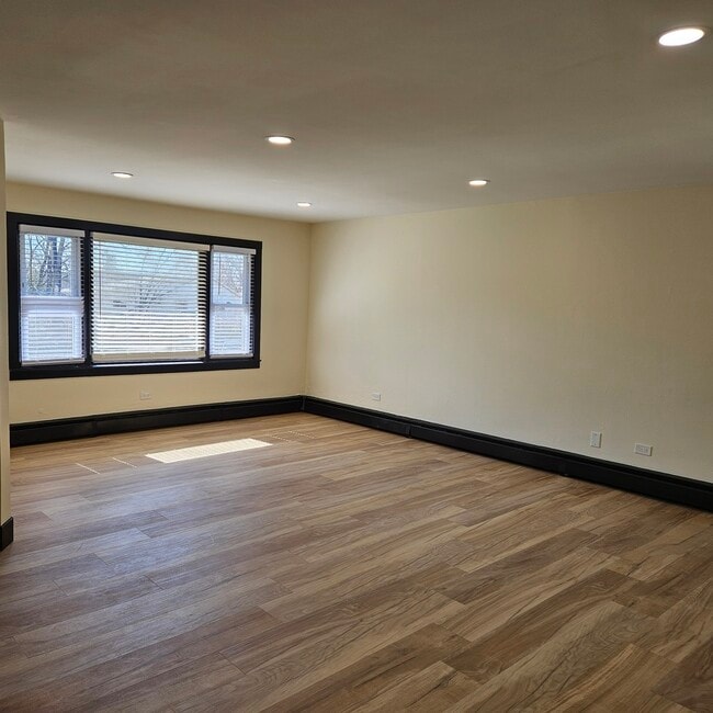 Building Photo - 1115 E Algonquin Rd