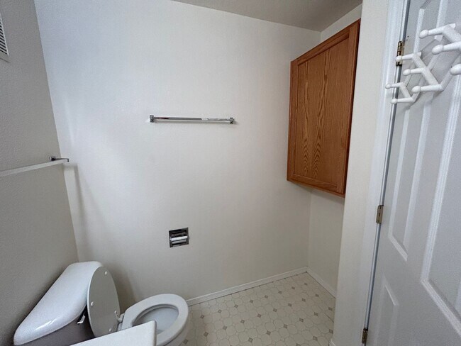 Building Photo - Spacious 2 bedroom and 2 bath.