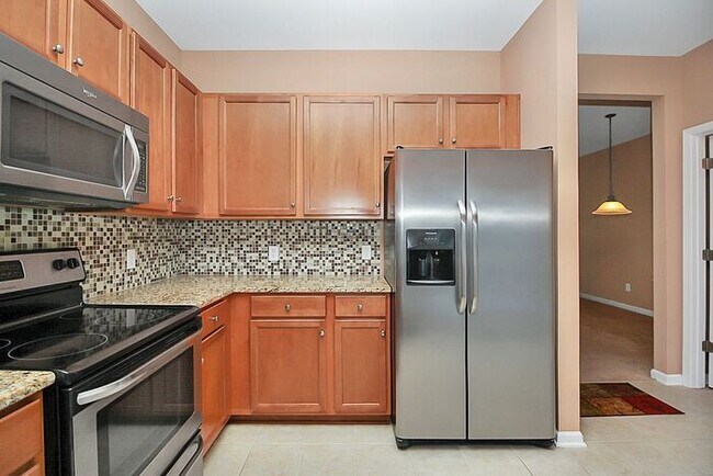 Building Photo - End Unit 3BD/2.5BA Townhome in Mill Creek!